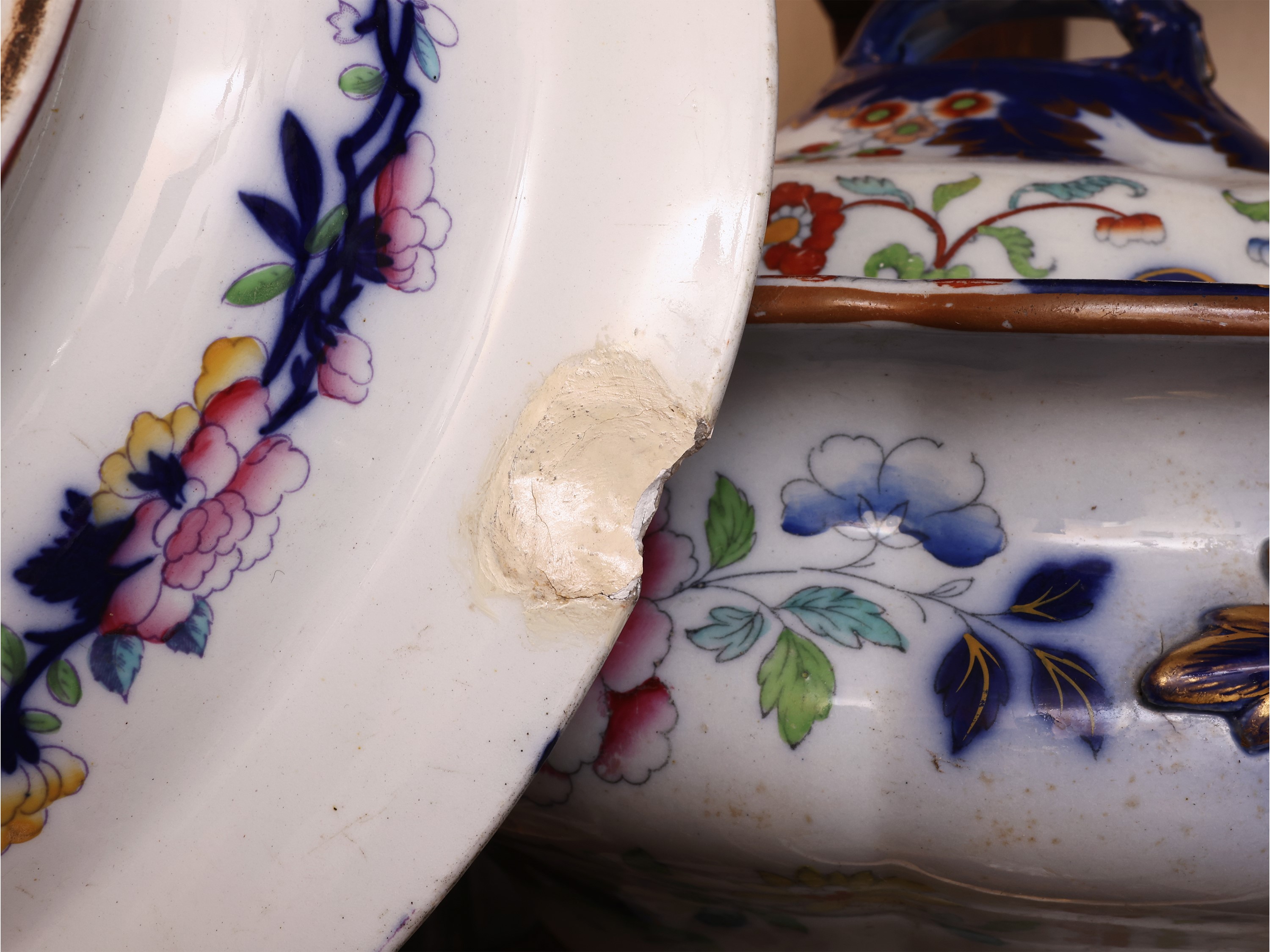 Miscellanea per la tavola d’epoca, terraglia decorata a fiori, con zuppiera (XIX/XX secolo)