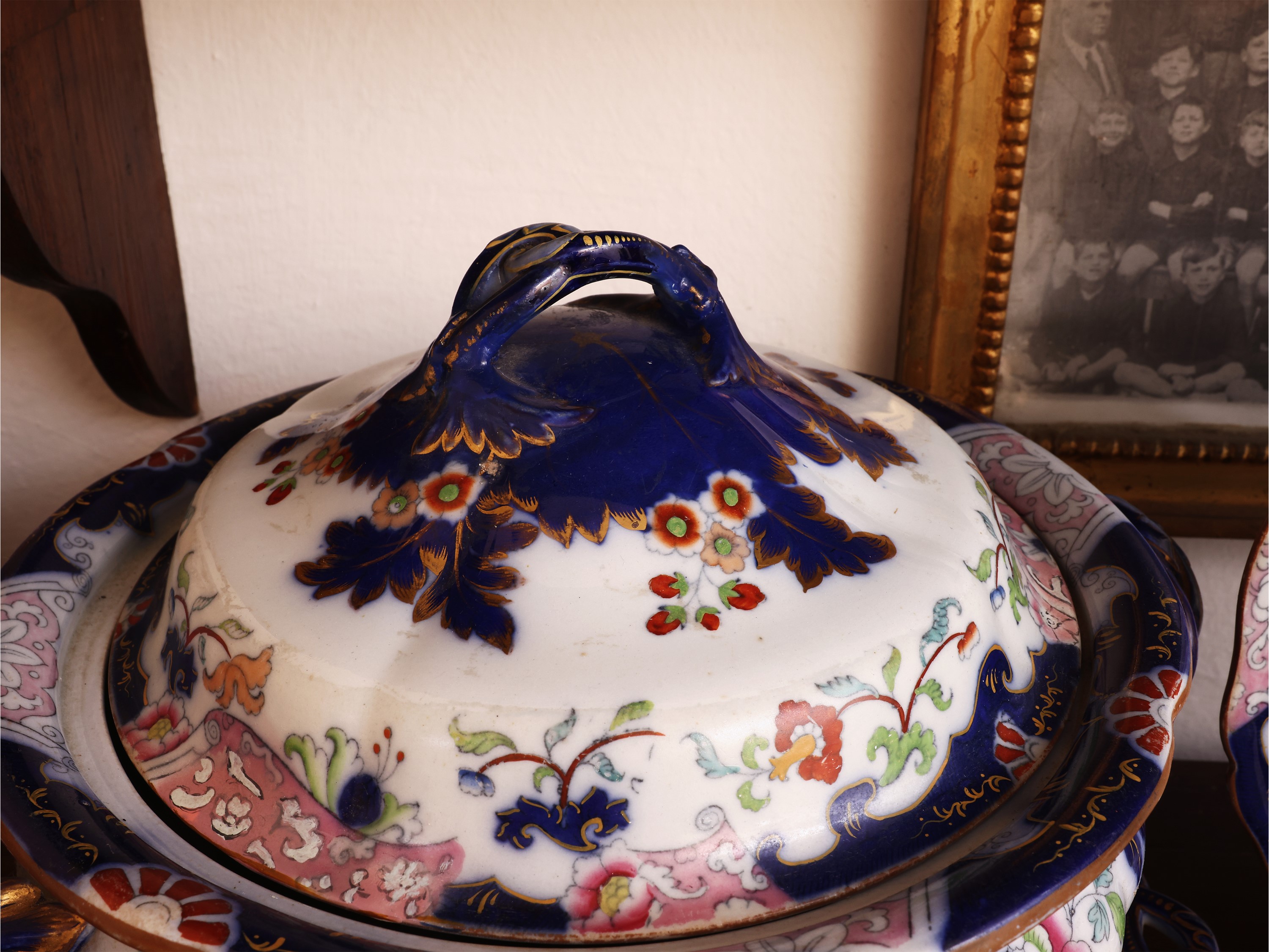 Miscellanea per la tavola d’epoca, terraglia decorata a fiori, con zuppiera (XIX/XX secolo)