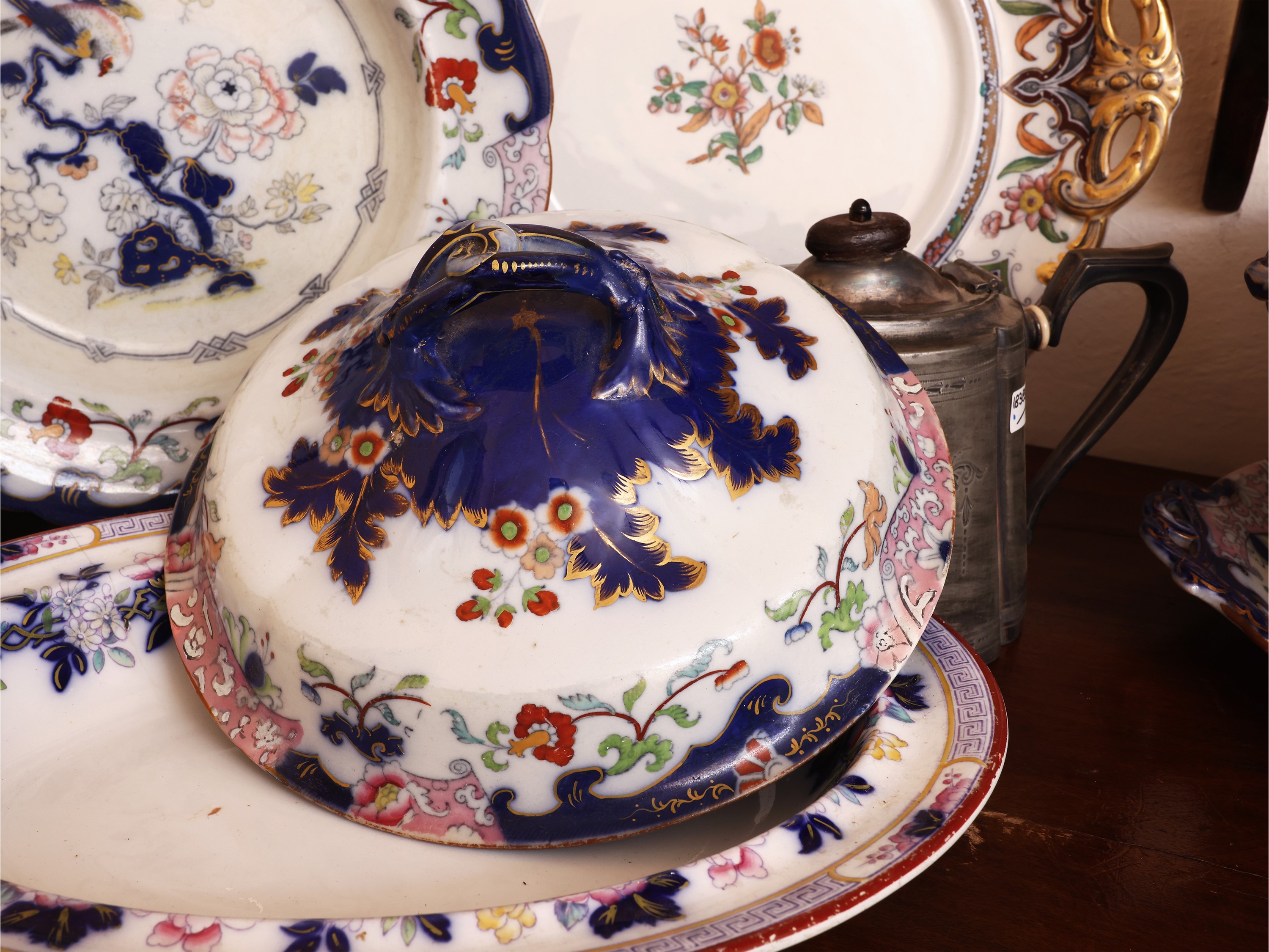 Miscellanea per la tavola d’epoca, terraglia decorata a fiori, con zuppiera (XIX/XX secolo)