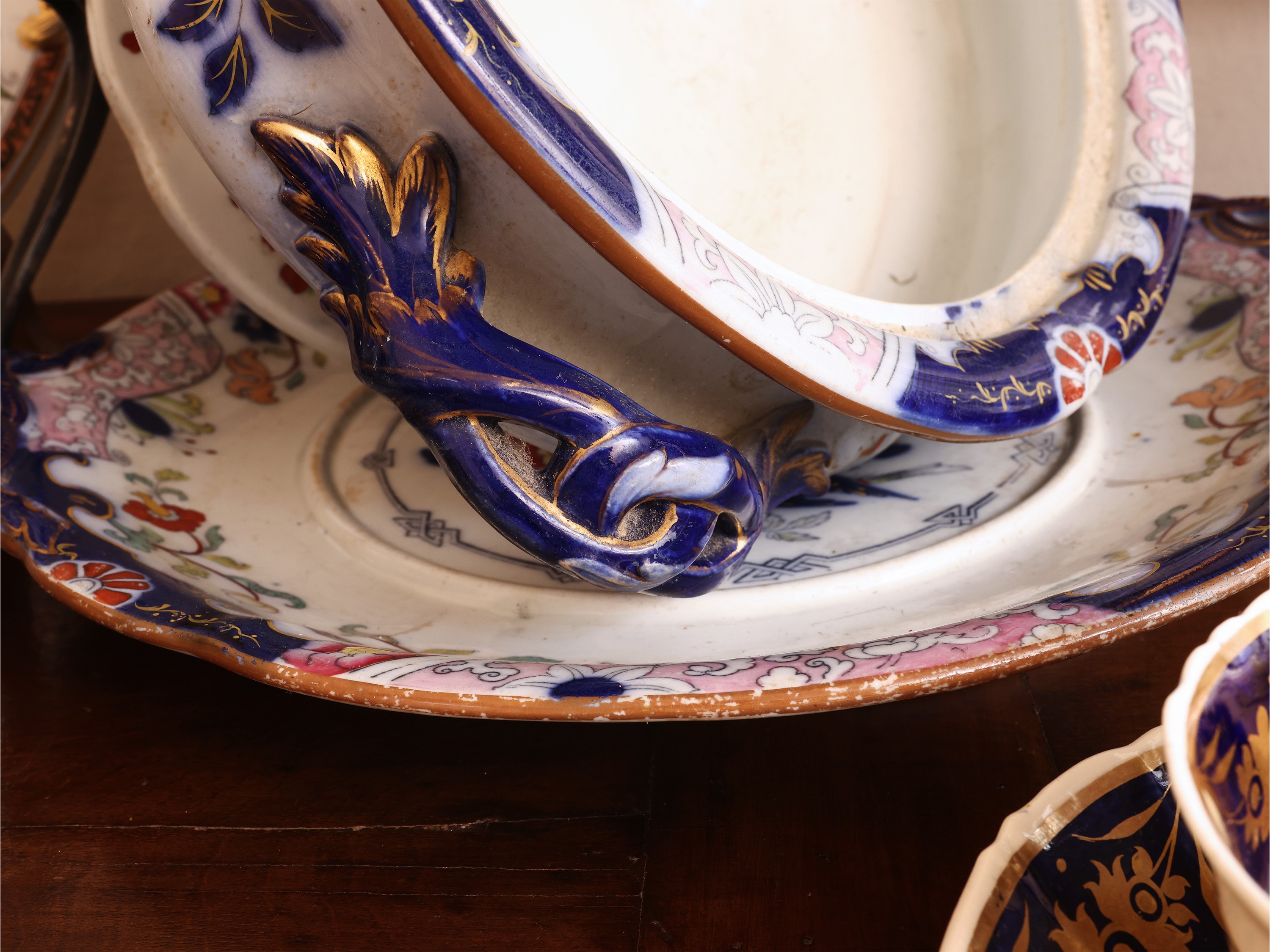 Miscellanea per la tavola d’epoca, terraglia decorata a fiori, con zuppiera (XIX/XX secolo)