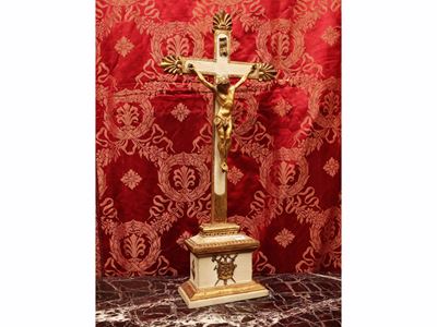 Crocifisso astile, legno intagliato laccato e dorato, XIX/XX secolo