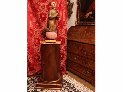 Comodino a colonna in noce, marmo giallo e lumeggiature dorate, prima metà XIX secolo