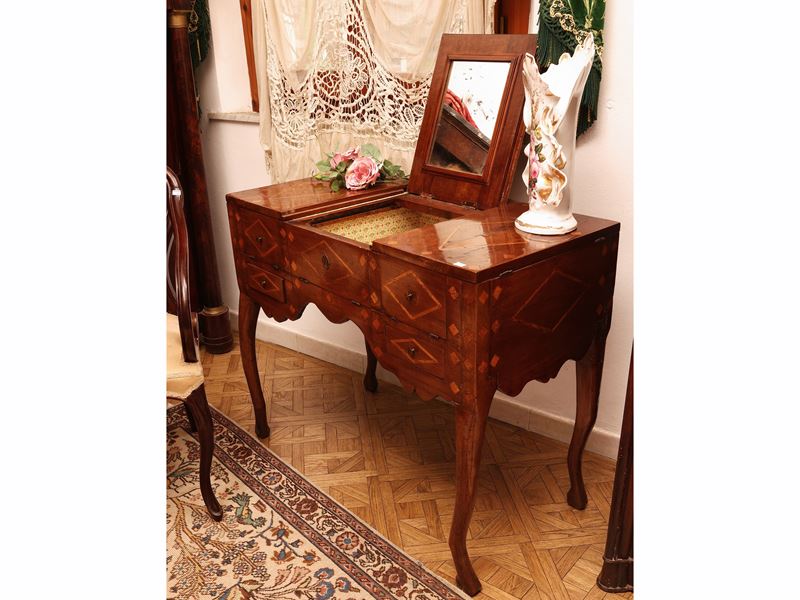 Toilette in noce e altre essenze, intarsiata, con piano a ribalta e specchio coevo