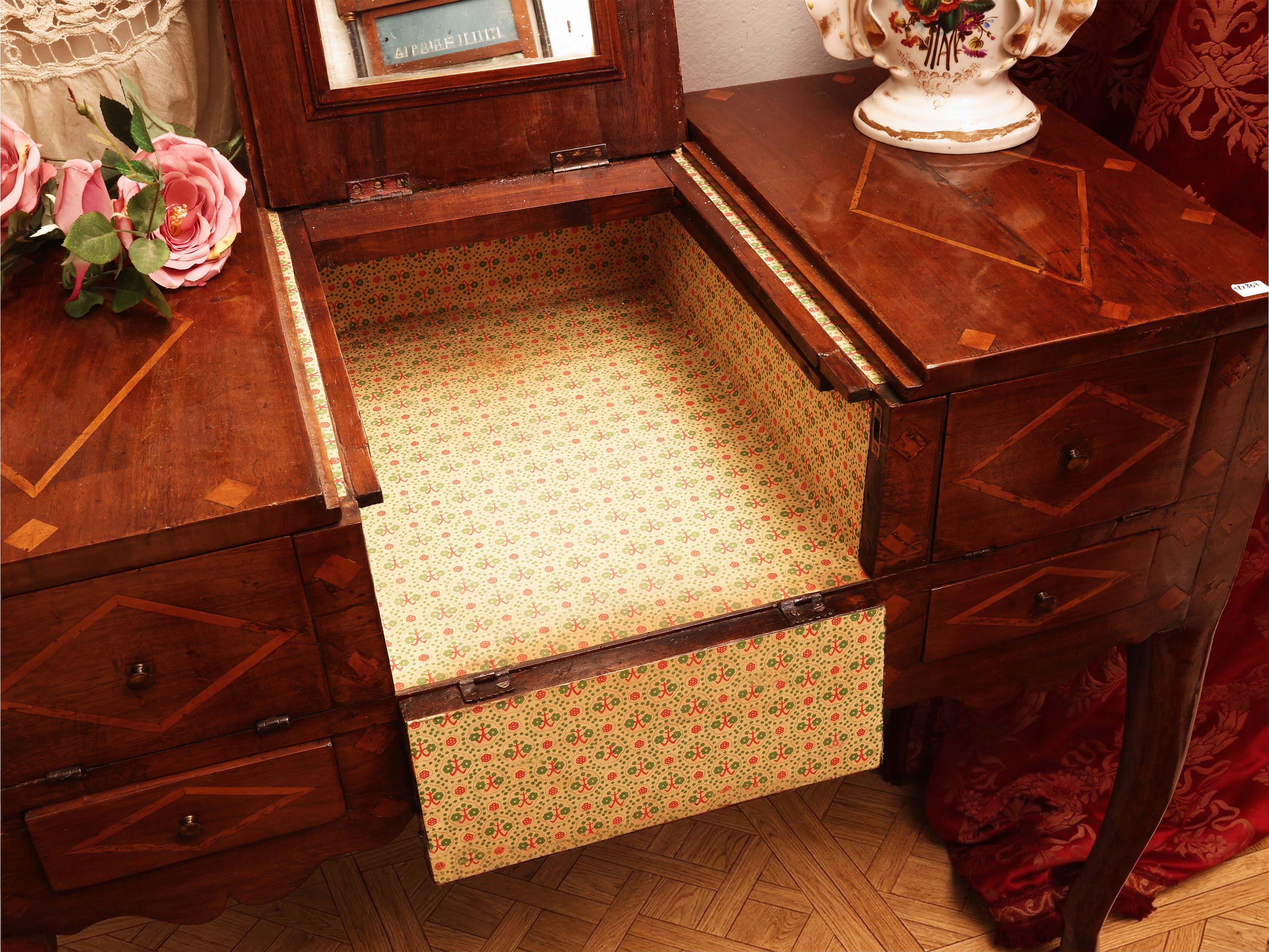 Toilette in noce e altre essenze, intarsiata, con piano a ribalta e specchio coevo