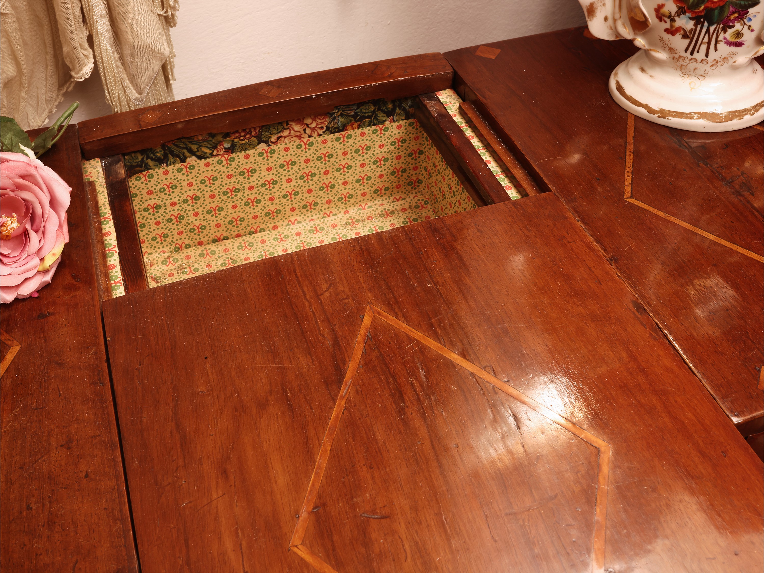 Toilette in noce e altre essenze, intarsiata, con piano a ribalta e specchio coevo