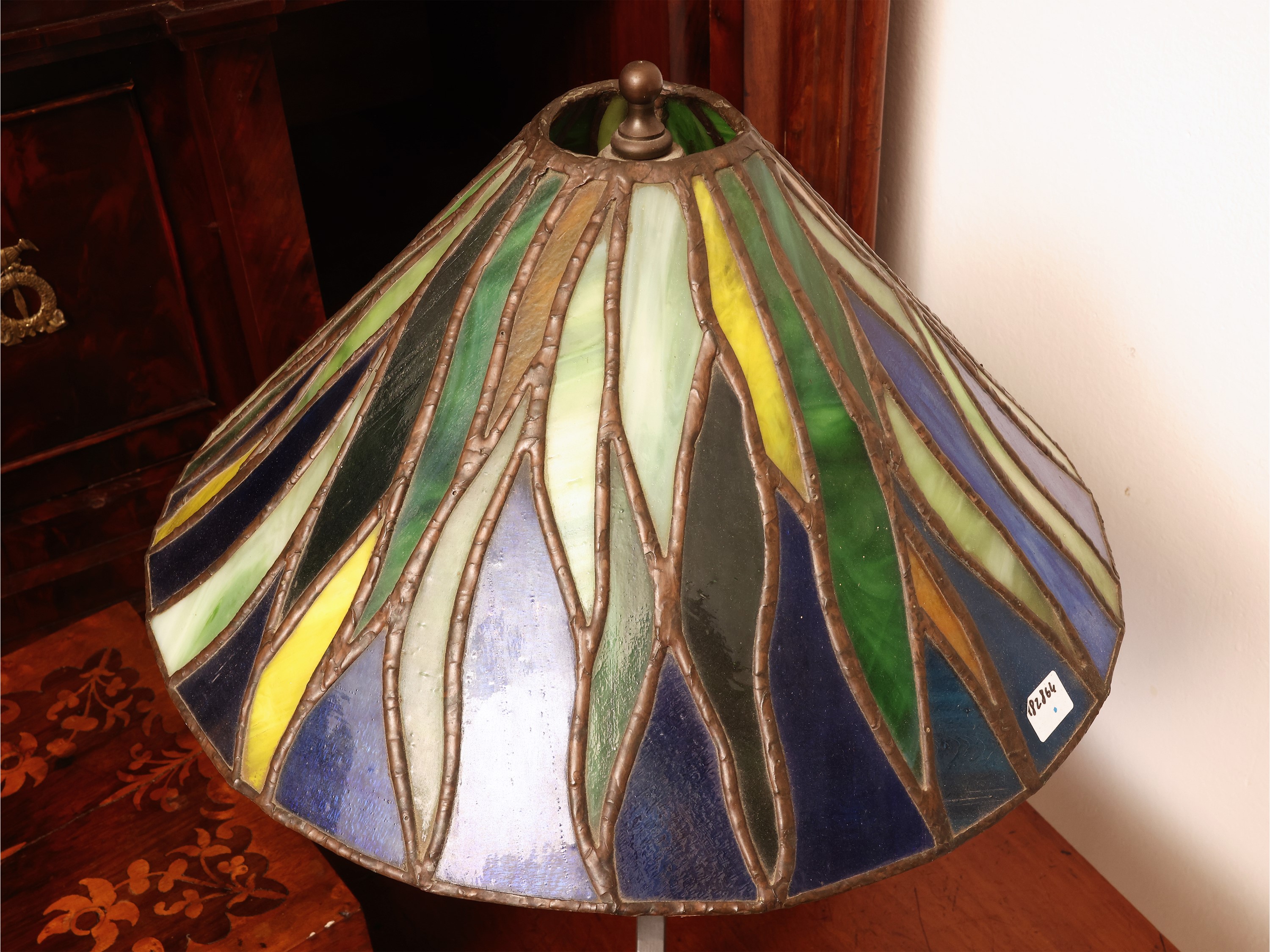 Lampada da tavolo, cappello in pasta di vetro con tessere policrome e tripode