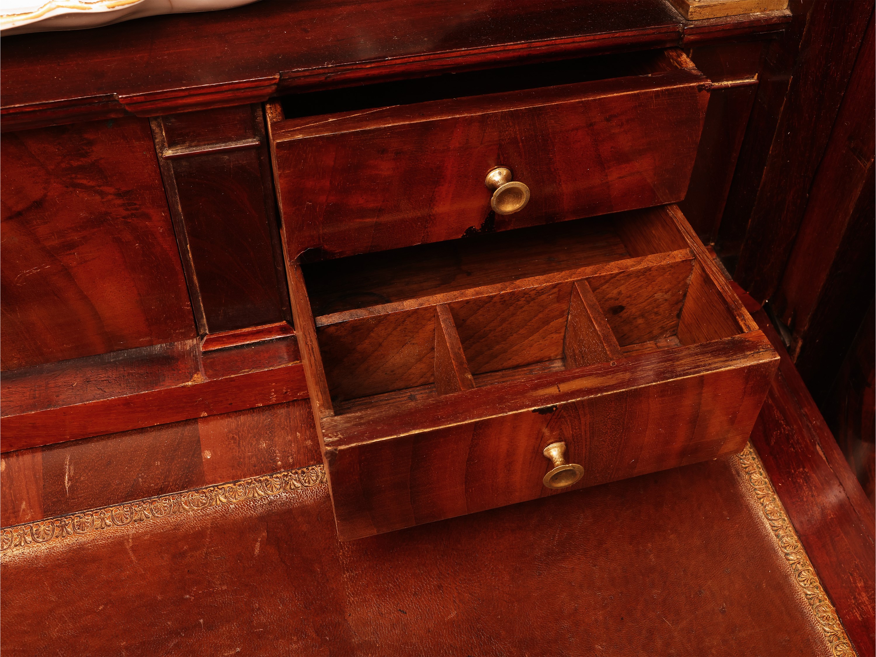 Secrétaire impiallacciato in piuma di mogano, inizio XIX secolo