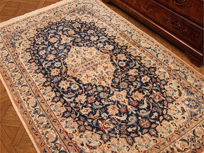 Tappeto persiano, motivi floreali blu e azzurri su fondo beige