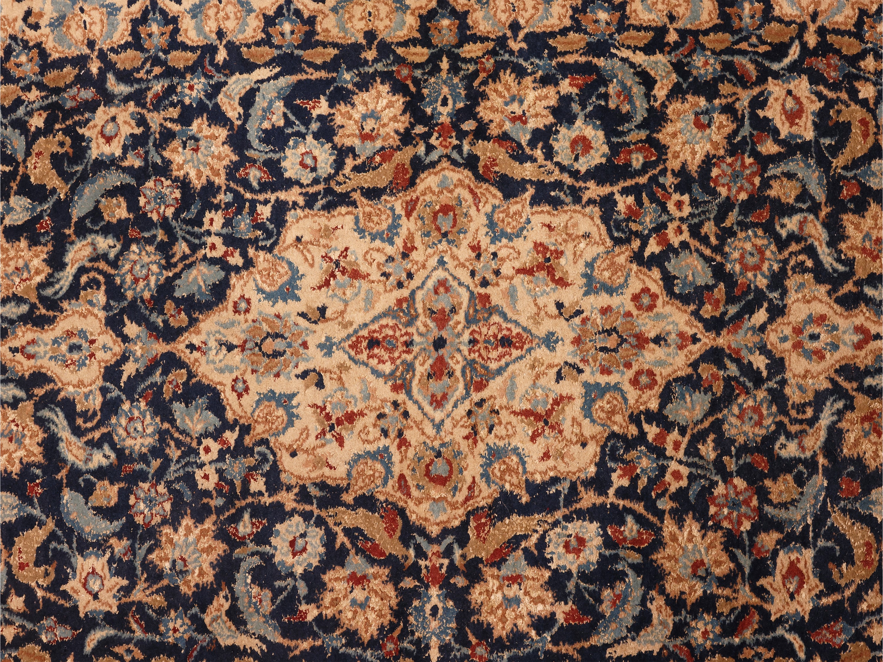 Tappeto persiano, decorazione floreale in toni blu e azzurro su fondo beige