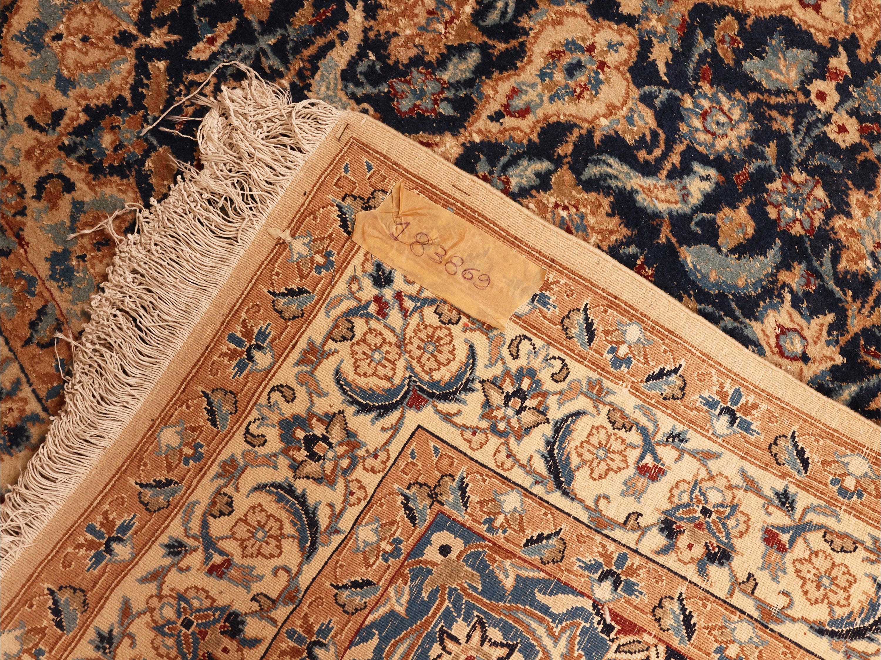 Tappeto persiano, decorazione floreale in toni blu e azzurro su fondo beige