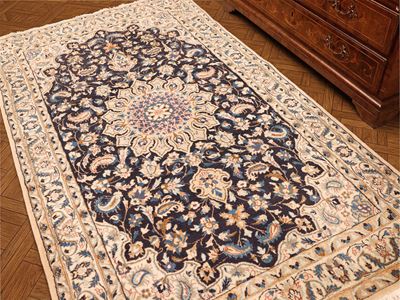 Tappeto persiano, decorazione a tralci floreali azzurri e blu su fondo beige