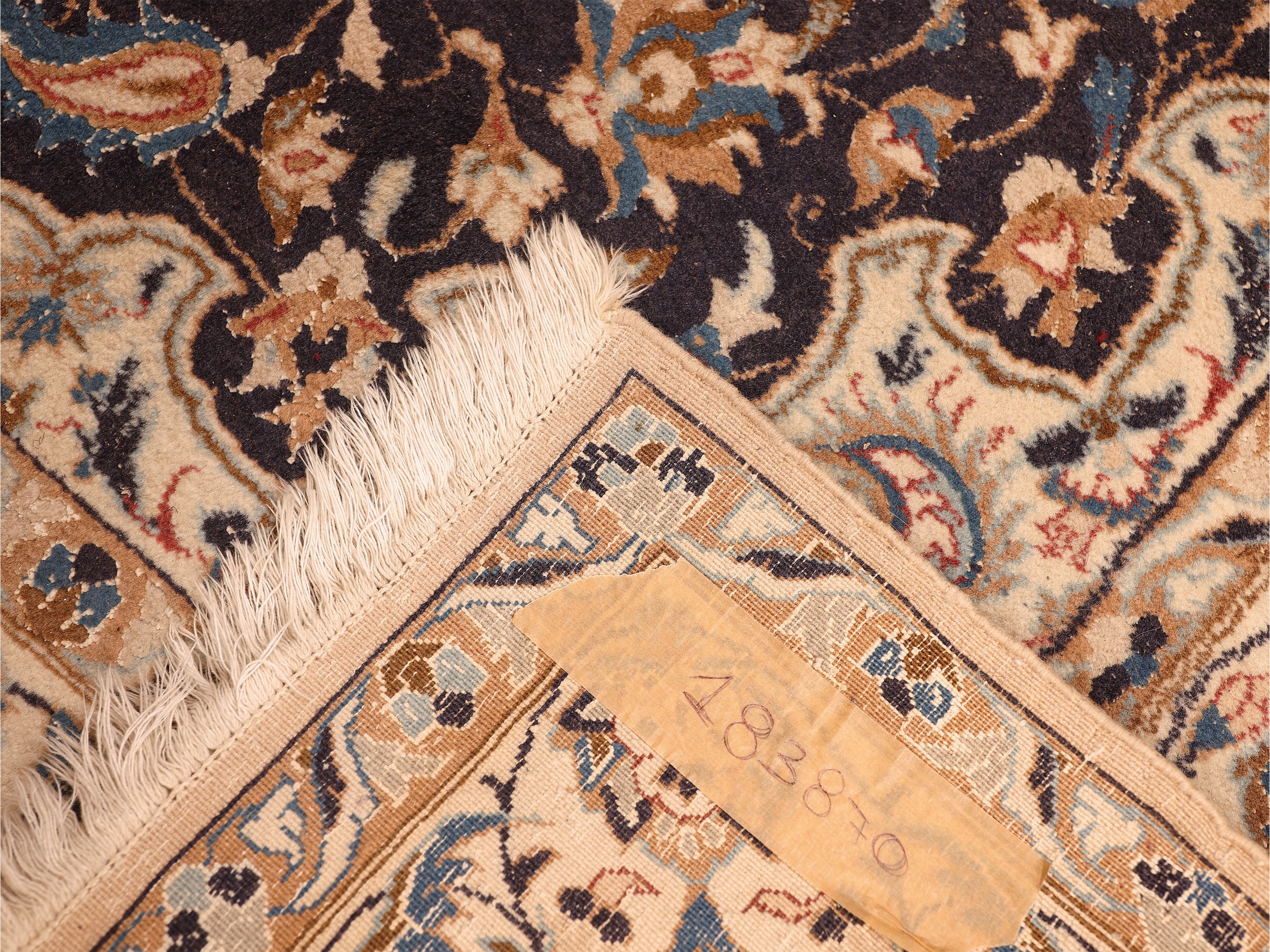 Tappeto persiano, campo beige con tralci floreali azzurri e blu