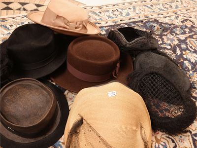 Assortimento di cappelli da signora d’epoca, alcuni da sera con applicazioni in pizzo
