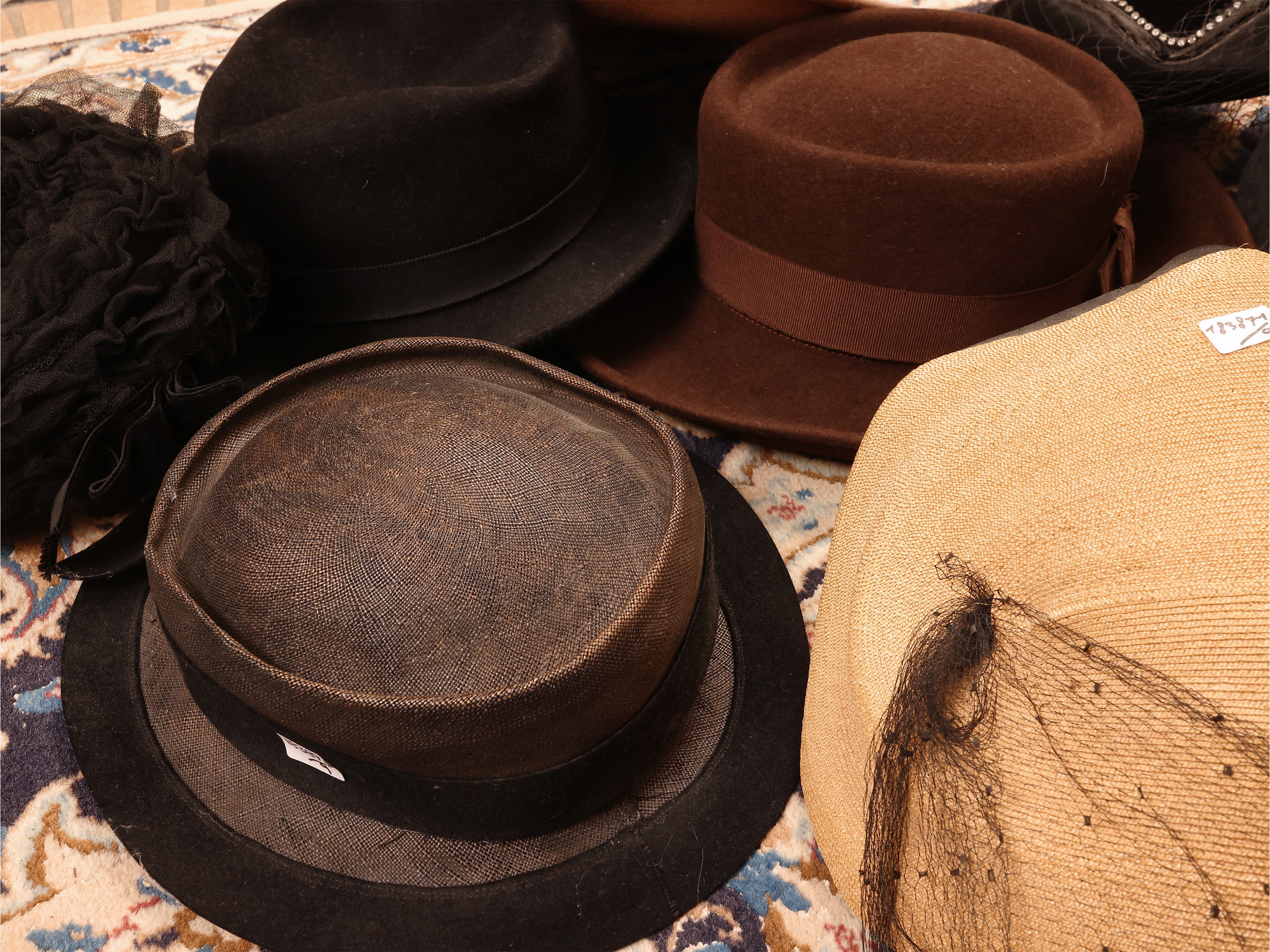 Assortimento di cappelli da signora d’epoca, alcuni da sera con applicazioni in pizzo