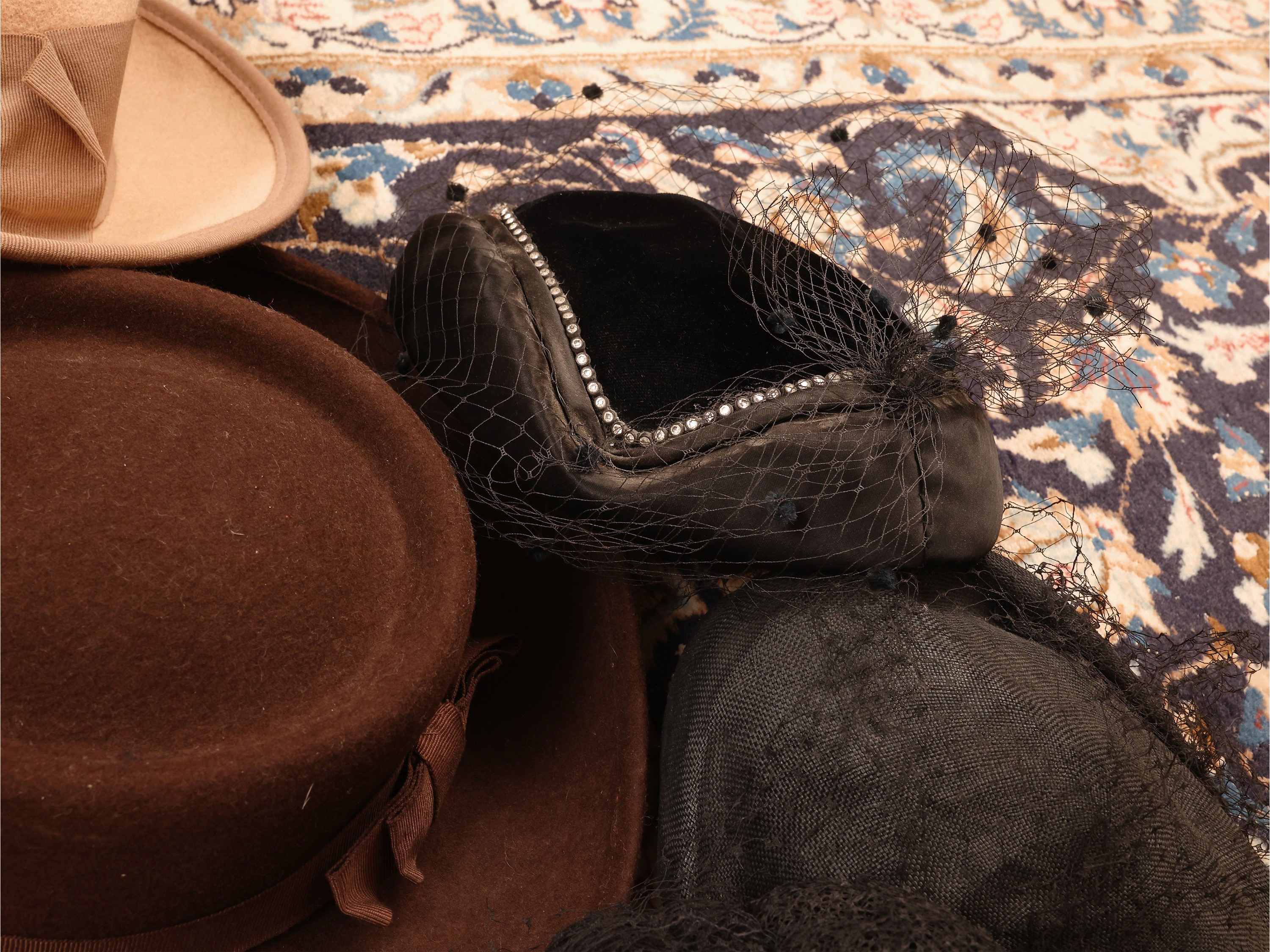 Assortimento di cappelli da signora d’epoca, alcuni da sera con applicazioni in pizzo