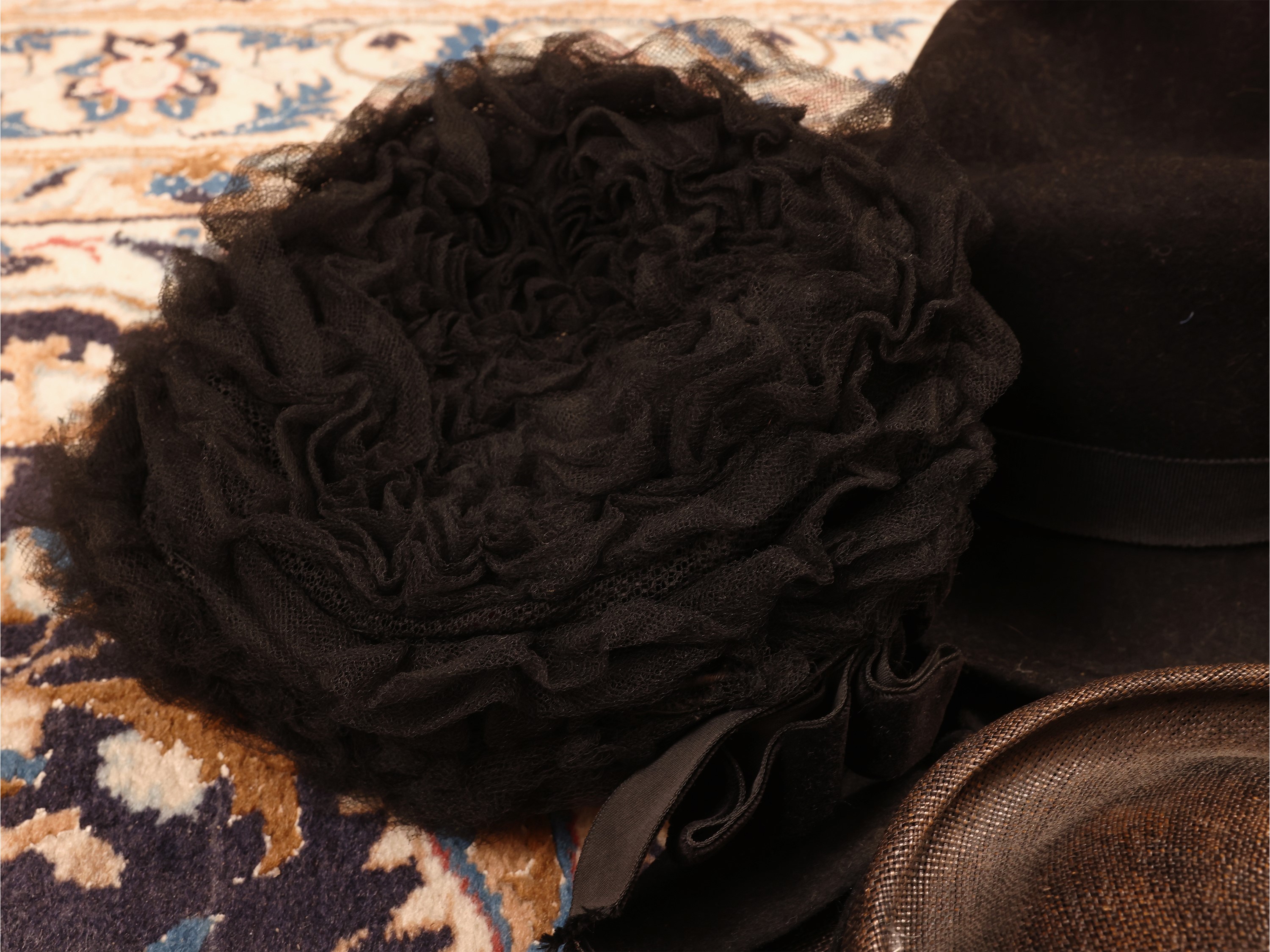 Assortimento di cappelli da signora d’epoca, alcuni da sera con applicazioni in pizzo