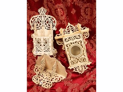 Accessori decorativi da parete, legno laccato bianco con trafori a volute, con due etagère e mens...