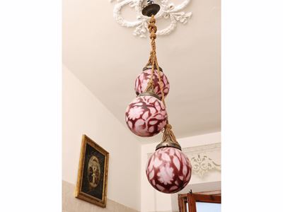 Lampadario a tre sfere in vetro con passamaneria, inizio XX secolo
