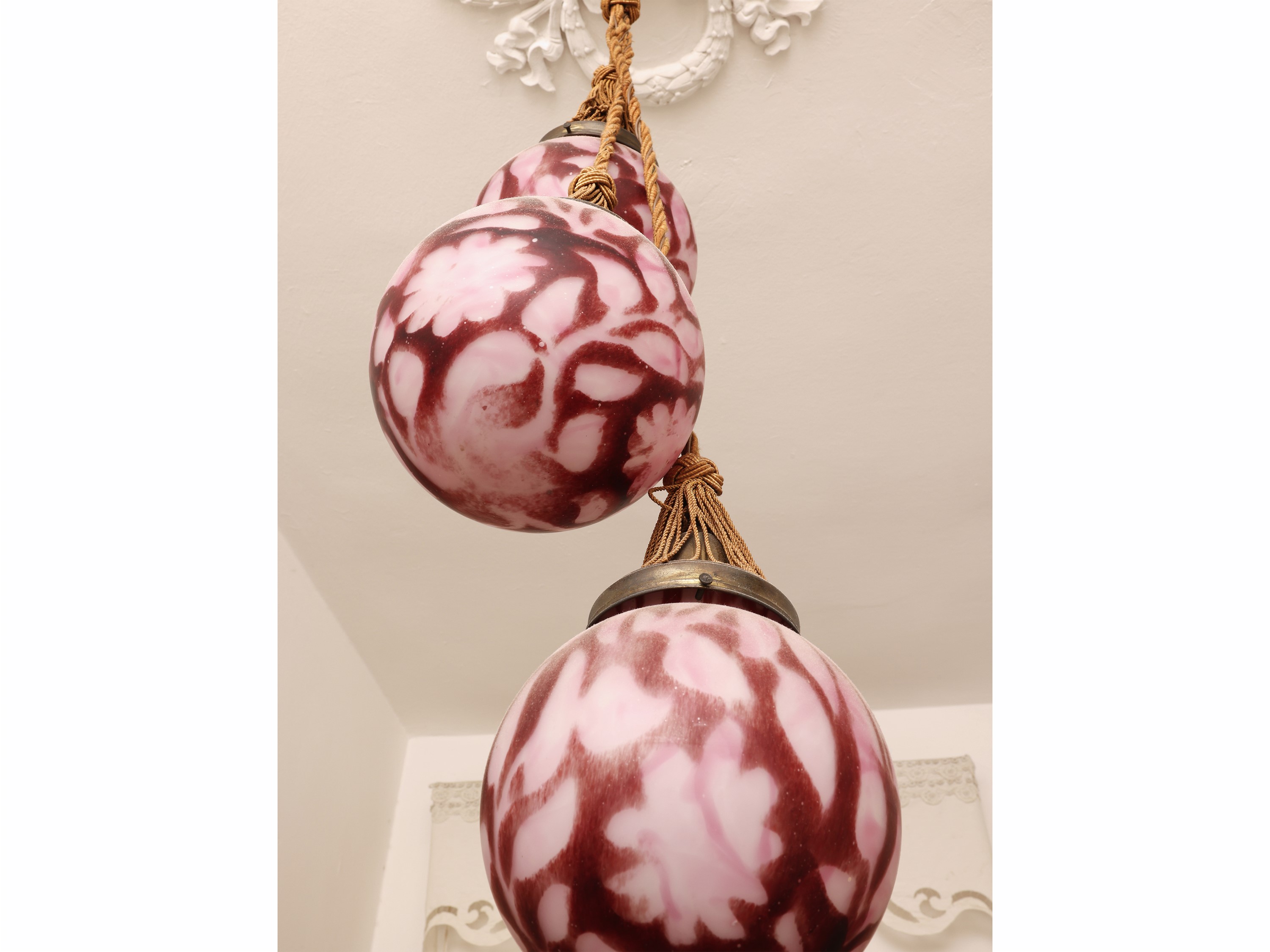 Lampadario, vetro e passamaneria, con tre sfere decorate, inizio XX secolo