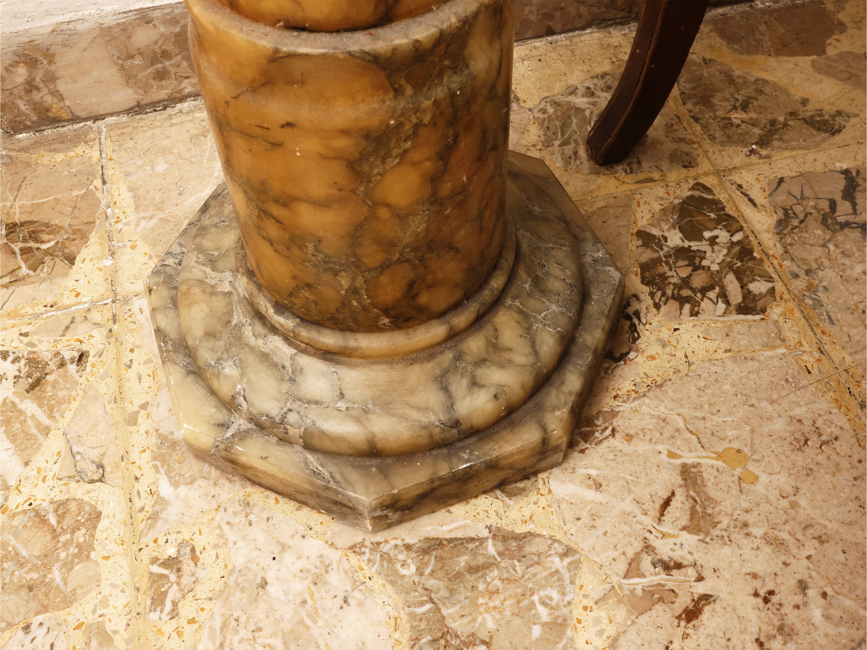 Colonna in marmo giallo di Siena su base ottagonale, h 98 cm