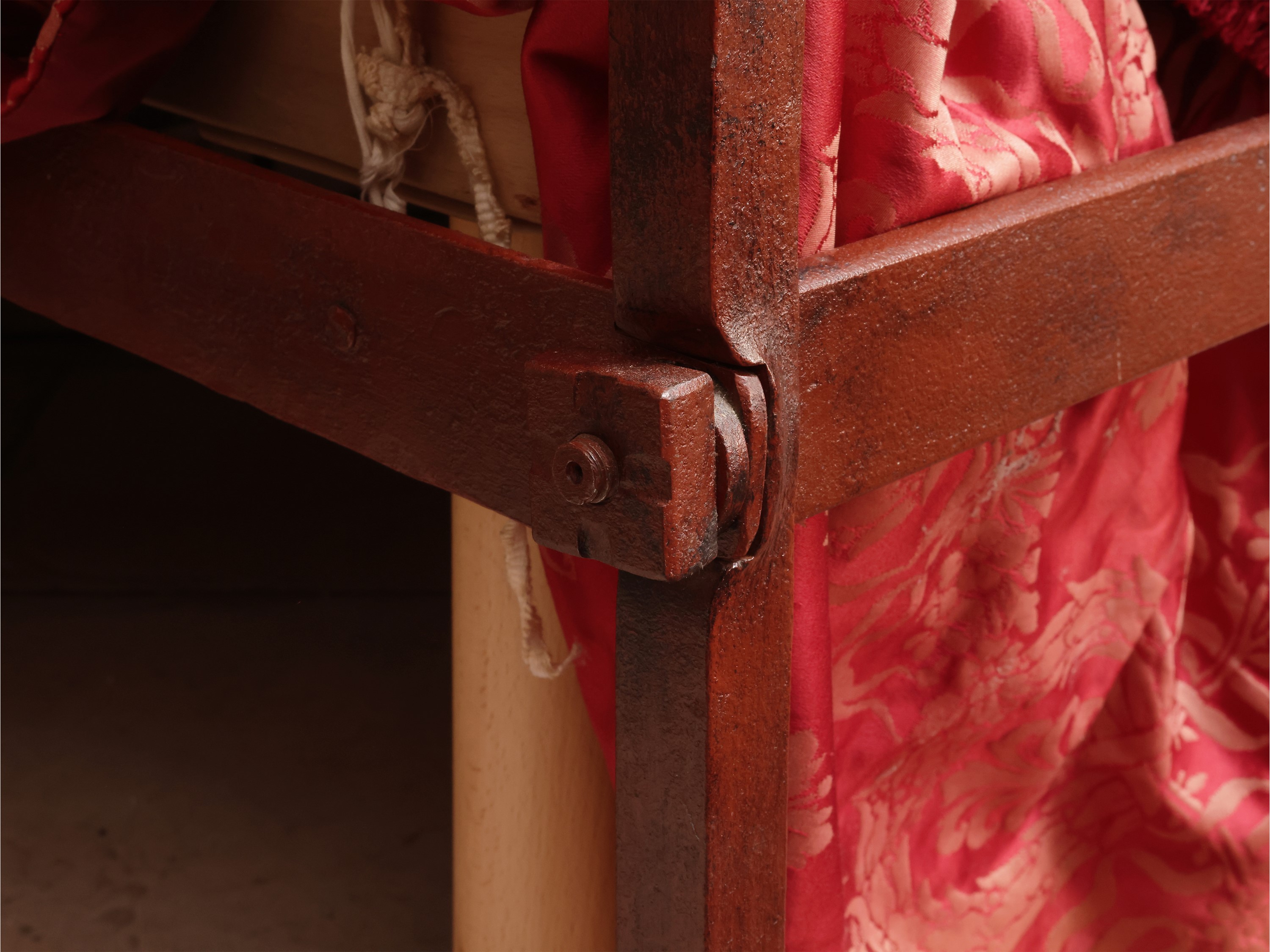 Ferro battuto laccato rosso, Letto matrimoniale