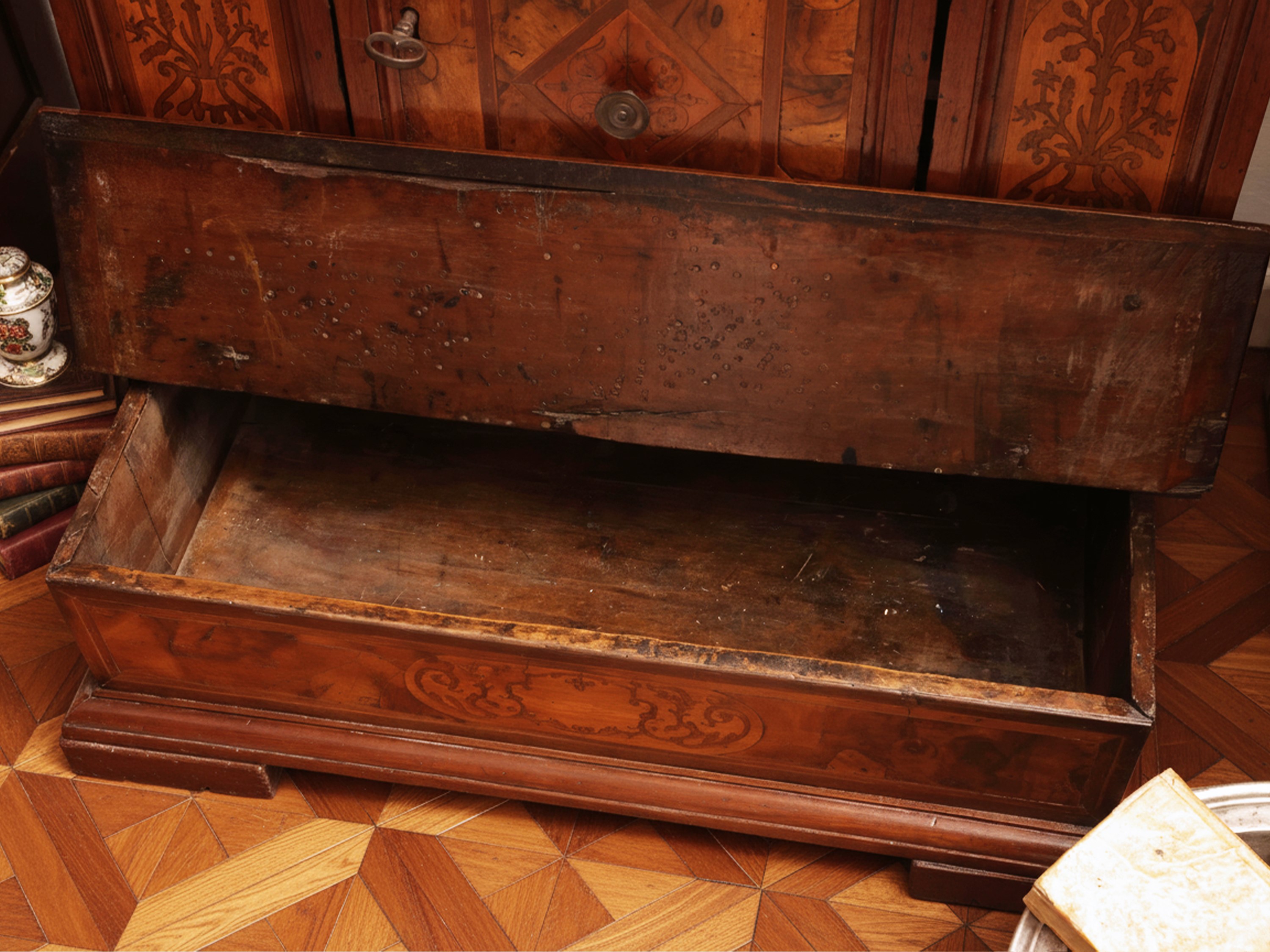Inizio XVIII secolo, Inginocchiatoio in noce con intarsi in radica e legni di frutto