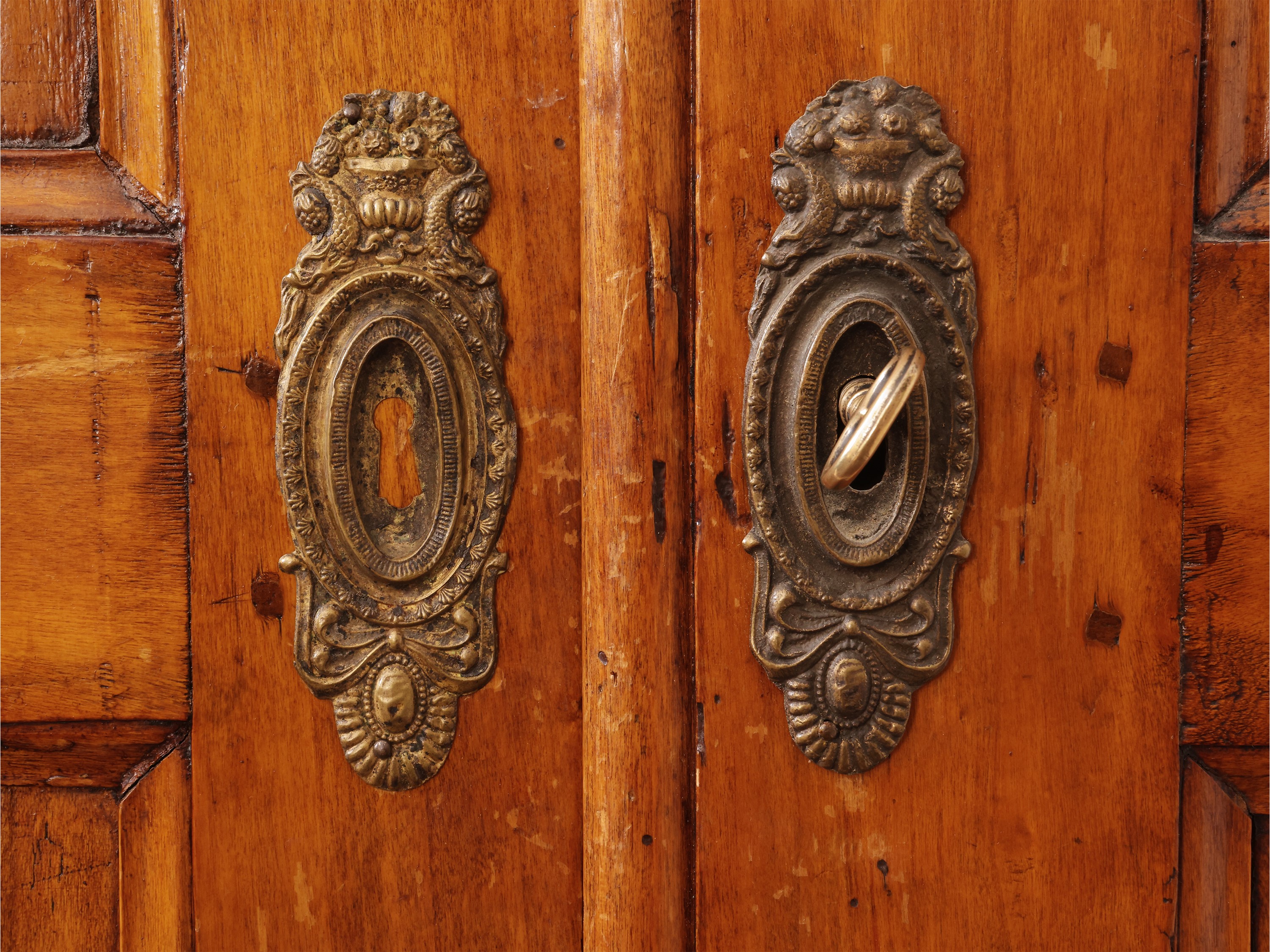 Armadio in ciliegio, cimasa sagomata e ante con formelle a canneté, XVIII/XIX secolo