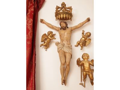 Cristo crocifisso in legno intagliato e laccato