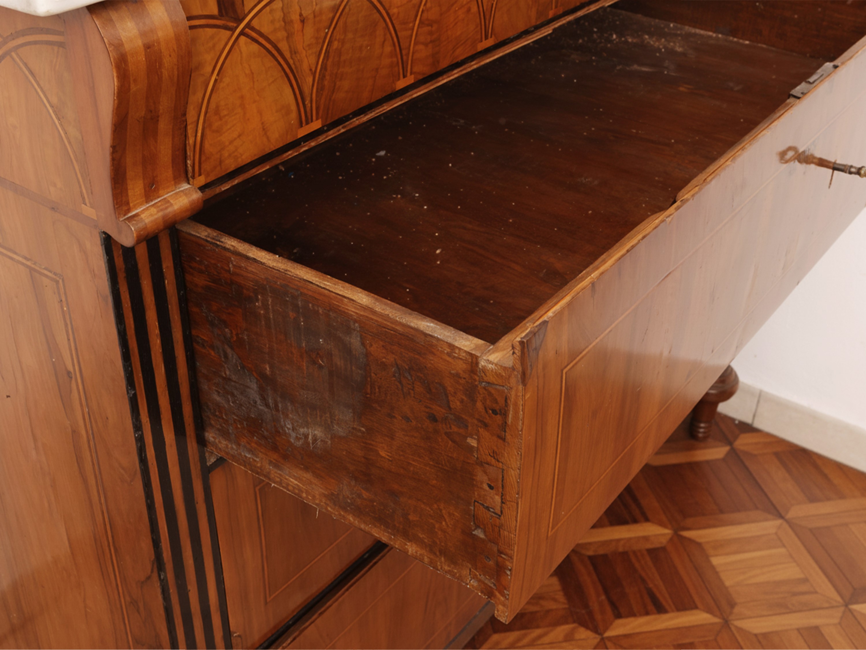 Cassettone impiallacciato in ciliegio, intarsi in legni di frutto e piano in marmo bianco (inizio...