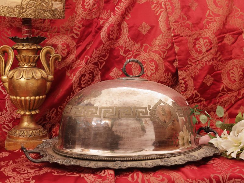 Inizio XX secolo, Grande vassoio a guantiera in metallo argentato con bordo sbalzato a tralci di ...