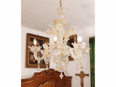 Lampadario, vetro soffiato di Murano incolore con dorature, sei bracci a torc(h)on e pendenti dec...
