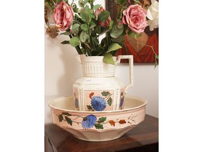 Set da toilette in terraglia dipinta, brocca e catino, inizio XX secolo