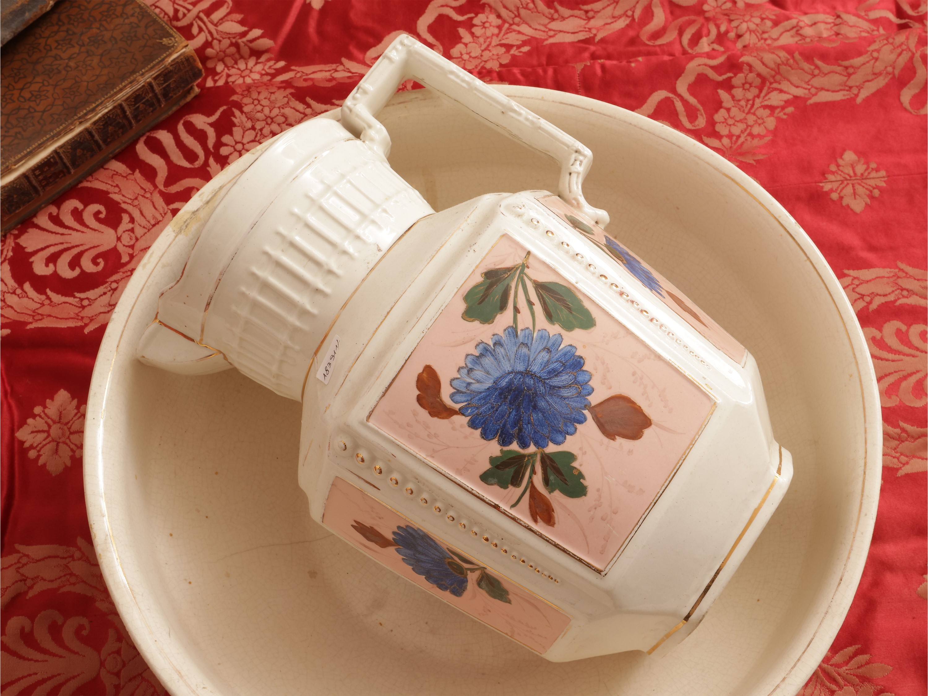 Set da toilette in terraglia dipinta, brocca e catino (inizio XX secolo)