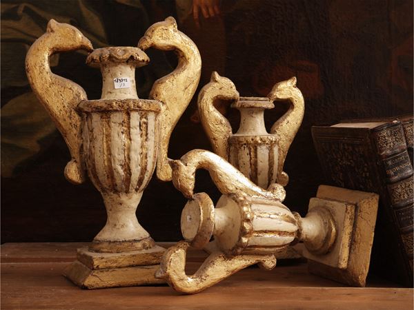 Triptych of palmetto holders in lacquered and gilded wood