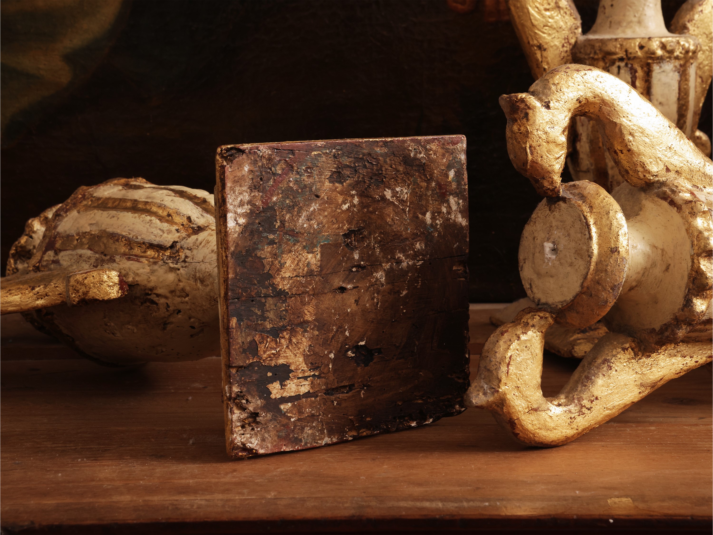 Portapalmette in legno laccato e dorato, trittico, XVIII secolo