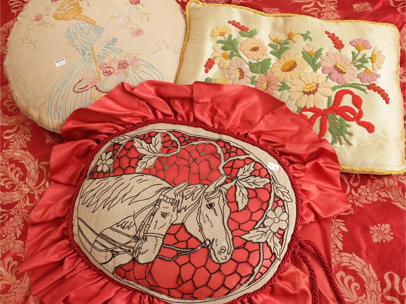 Tre cuscini, ricamo in seta rossa (soggetti equestre e floreali), cm 40x50 circa
