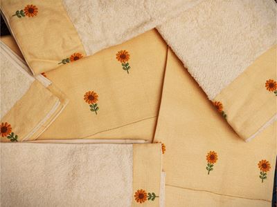 Emilia Bellini, Set di asciugamani ricamati con girasoli (lino e spugna)