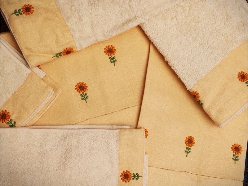 Emilia Bellini, Set di asciugamani ricamati con girasoli (lino e spugna)