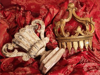 XIX secolo, Corona da baldacchino intagliata con foglie d’acanto e portapalmetta laccato bianco a...