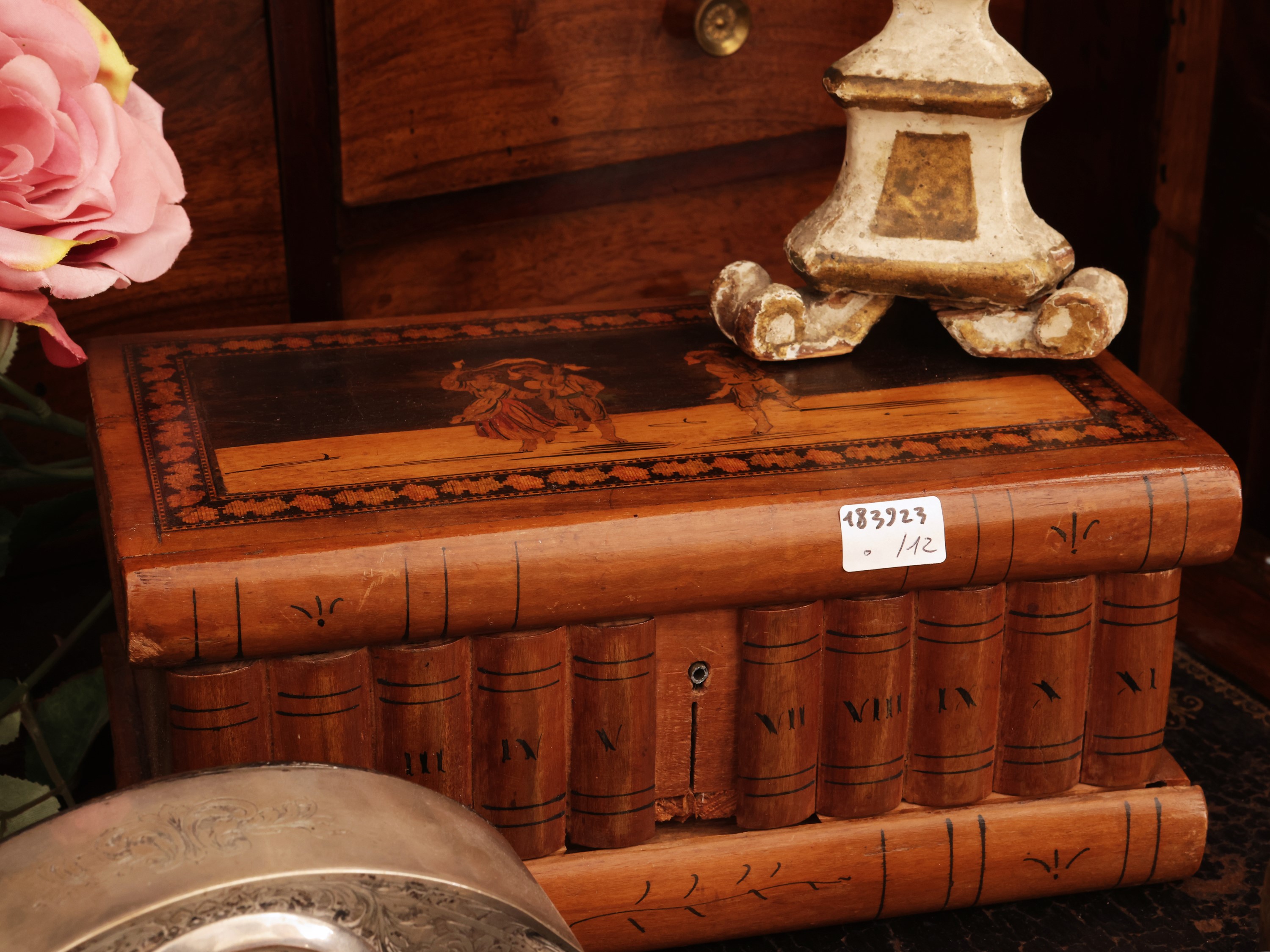 XIX secolo, Curiosità d'epoca con corona da baldacchino, set da toilette in ceramica e portagioie...