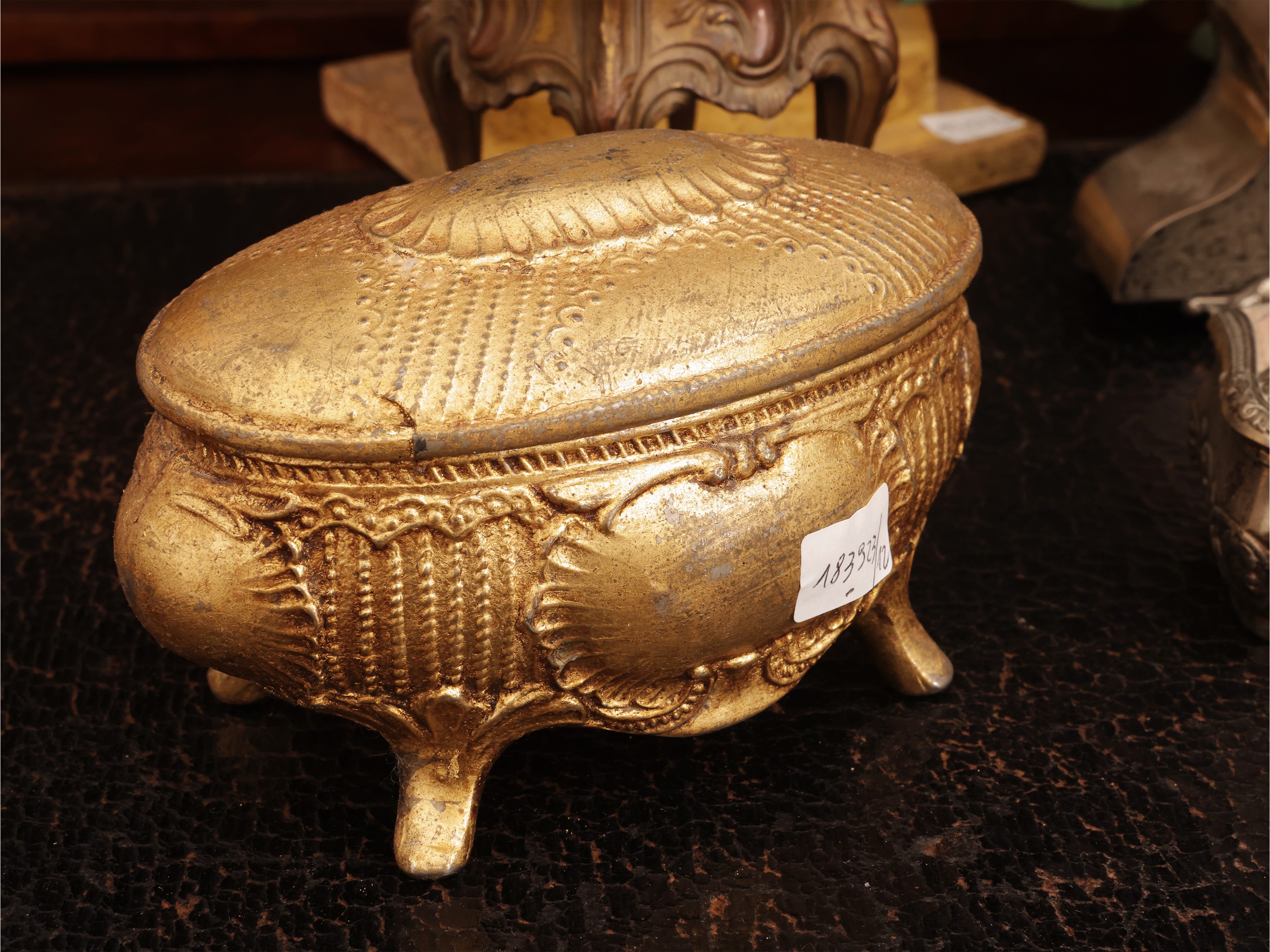 XIX secolo, Curiosità d'epoca con corona da baldacchino, set da toilette in ceramica e portagioie...