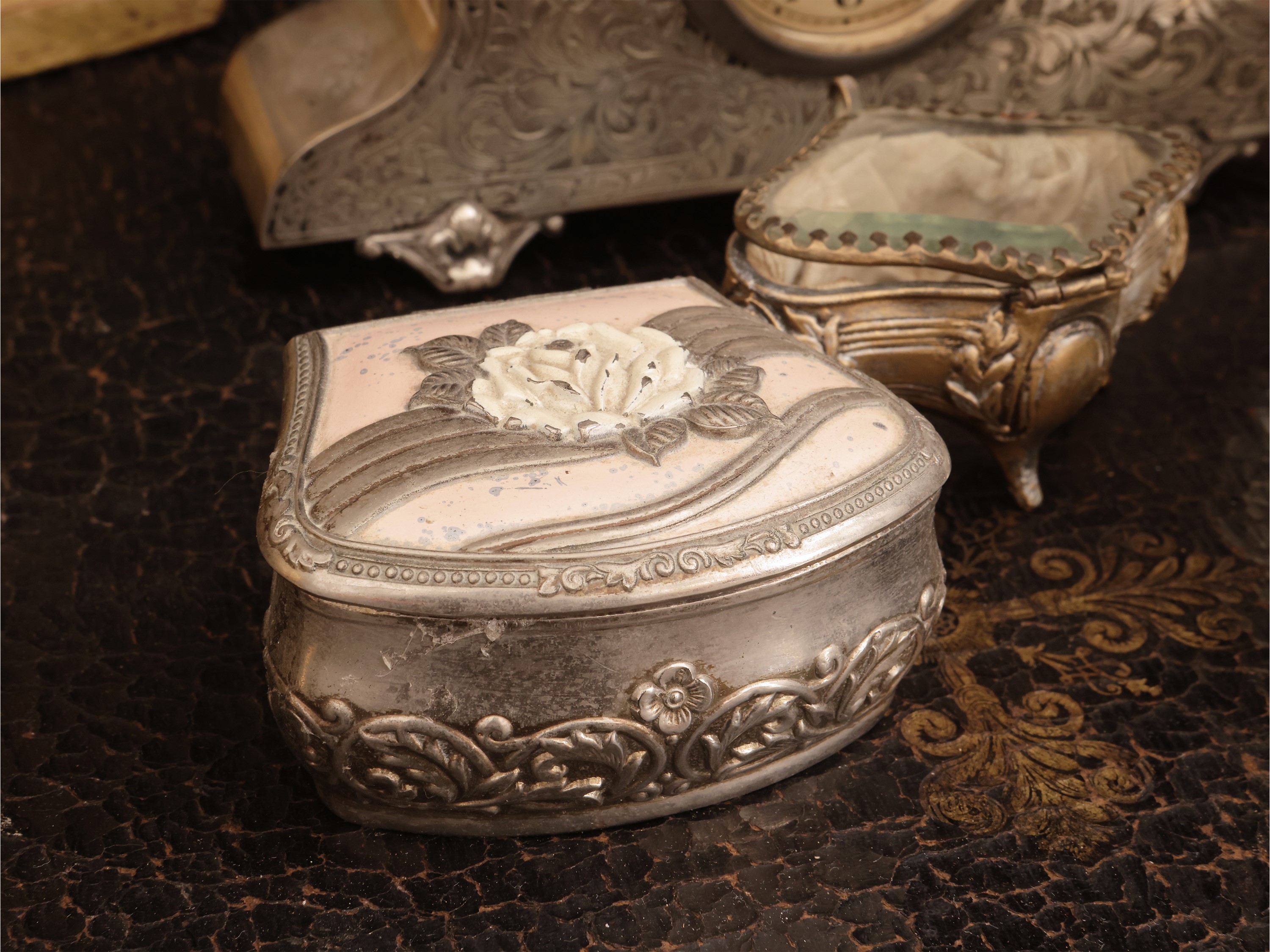XIX secolo, Curiosità d'epoca con corona da baldacchino, set da toilette in ceramica e portagioie...