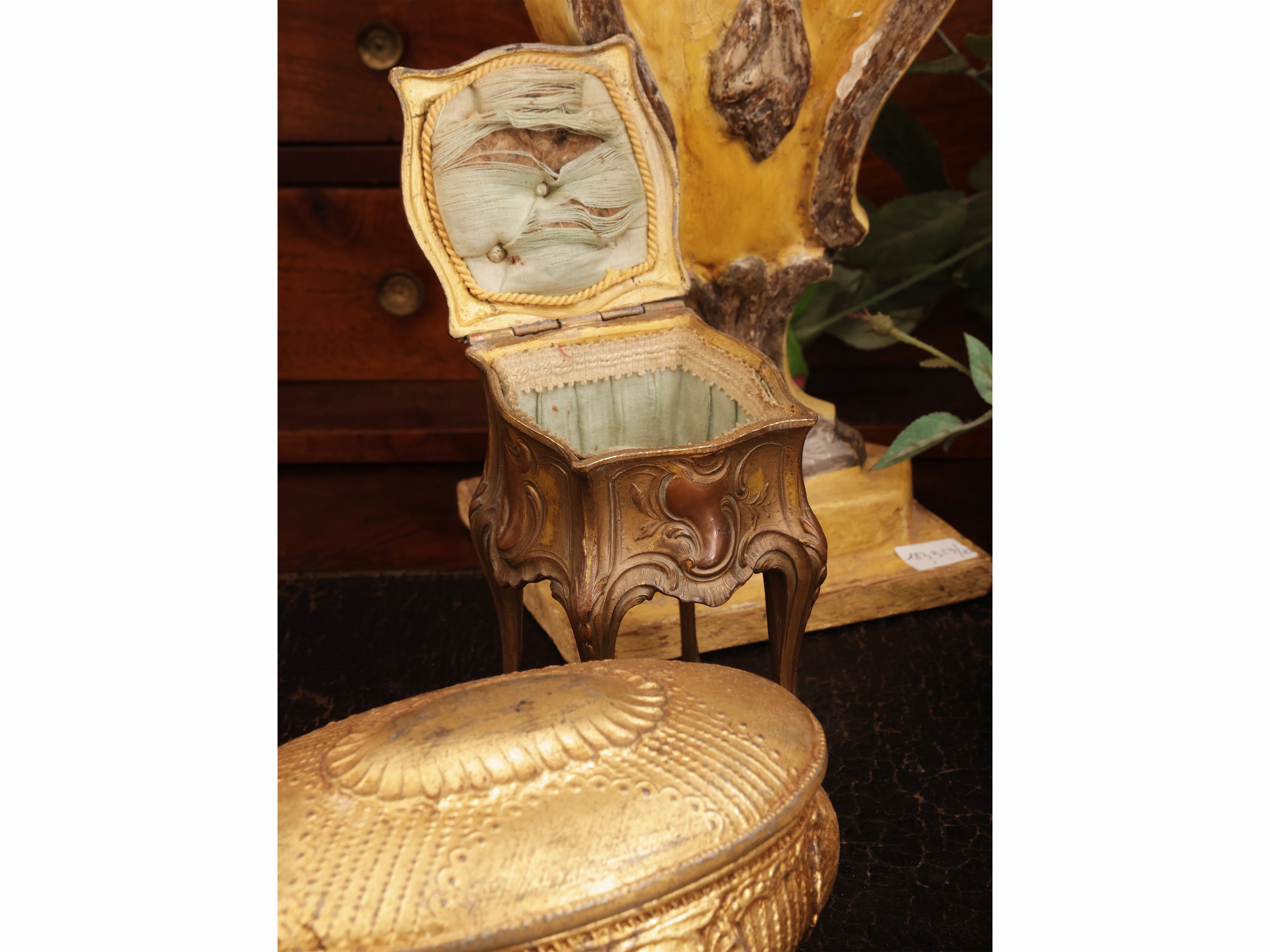 XIX secolo, Curiosità d'epoca con corona da baldacchino, set da toilette in ceramica e portagioie...