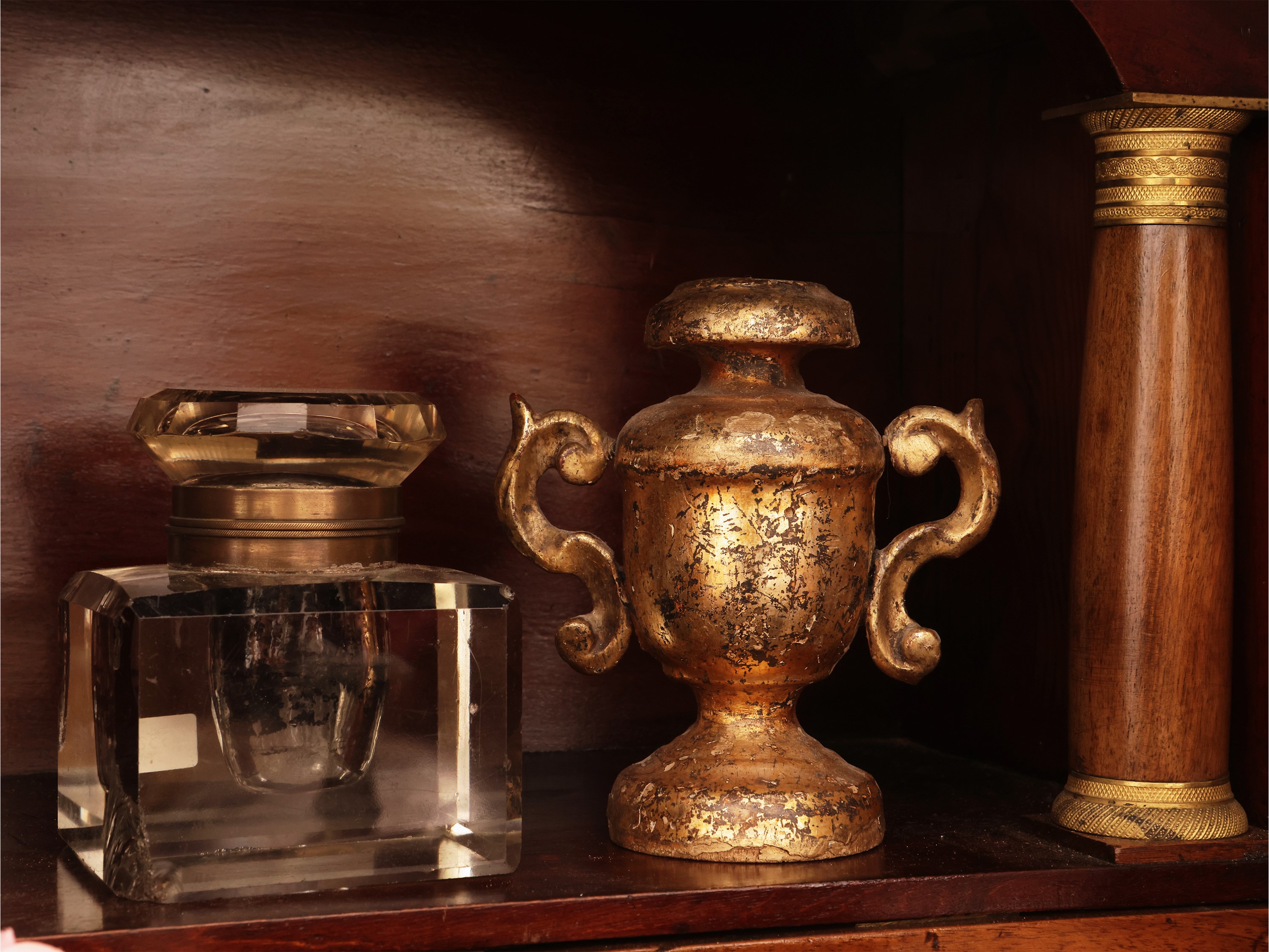 XIX secolo, Curiosità d'epoca con corona da baldacchino, set da toilette in ceramica e portagioie...
