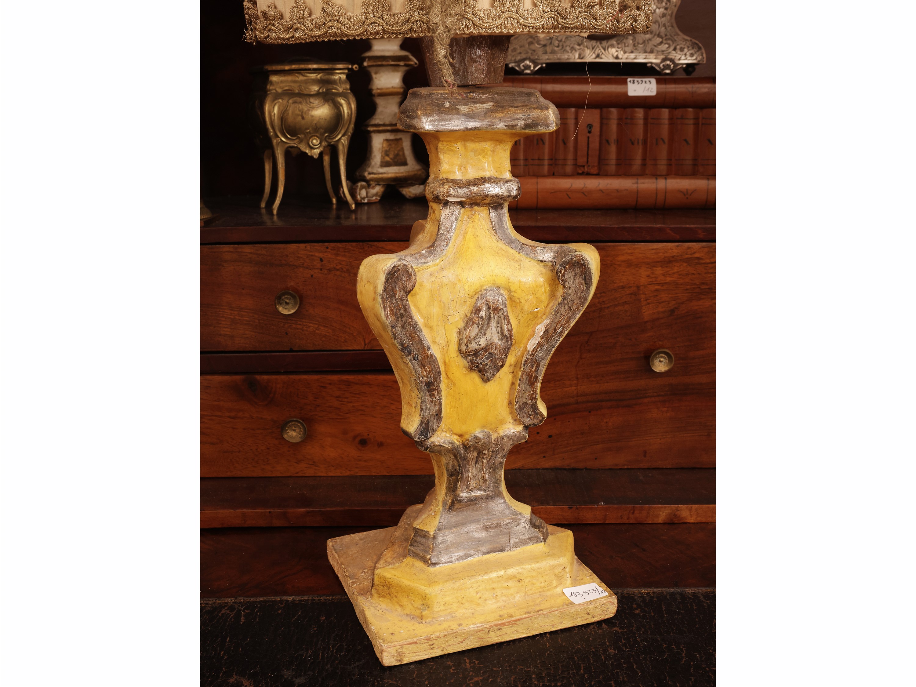 XIX secolo, Curiosità d'epoca con corona da baldacchino, set da toilette in ceramica e portagioie...