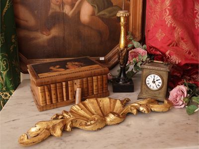 Scatola sorrentina e accessori d’epoca, intarsio e metallo dorato (XIX/XX secolo)