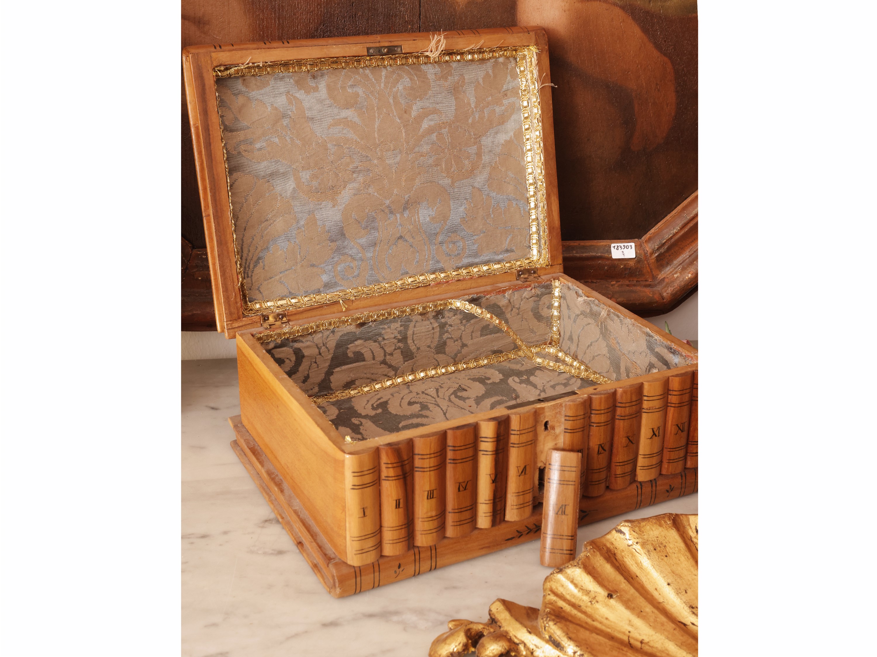Scatola intarsiata e accessori decorativi, curiosità d’epoca (XIX/XX secolo)