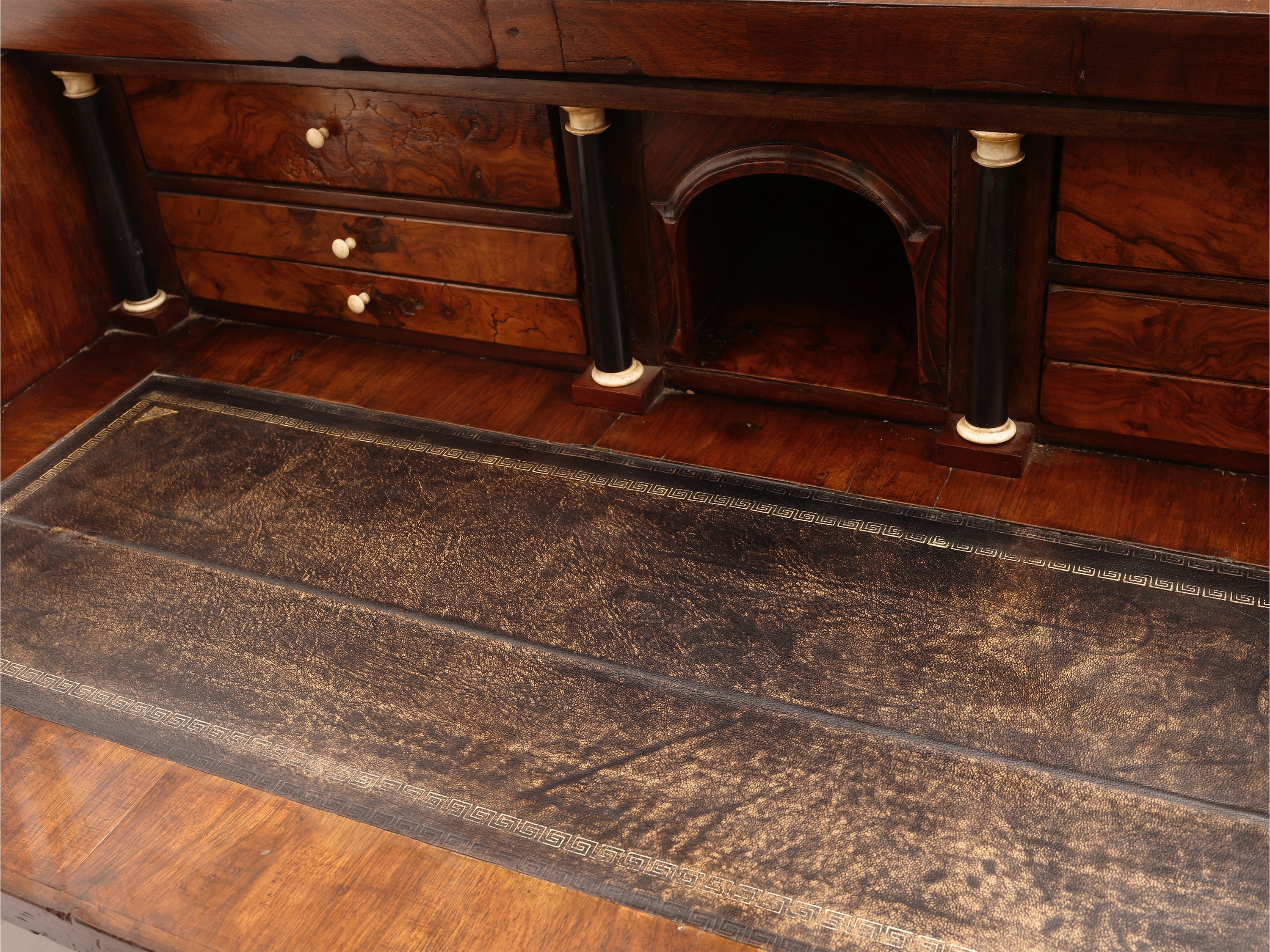Inizio XIX secolo, Cassettone-scrittoio impiallacciato in piuma di mogano ed altre essenze