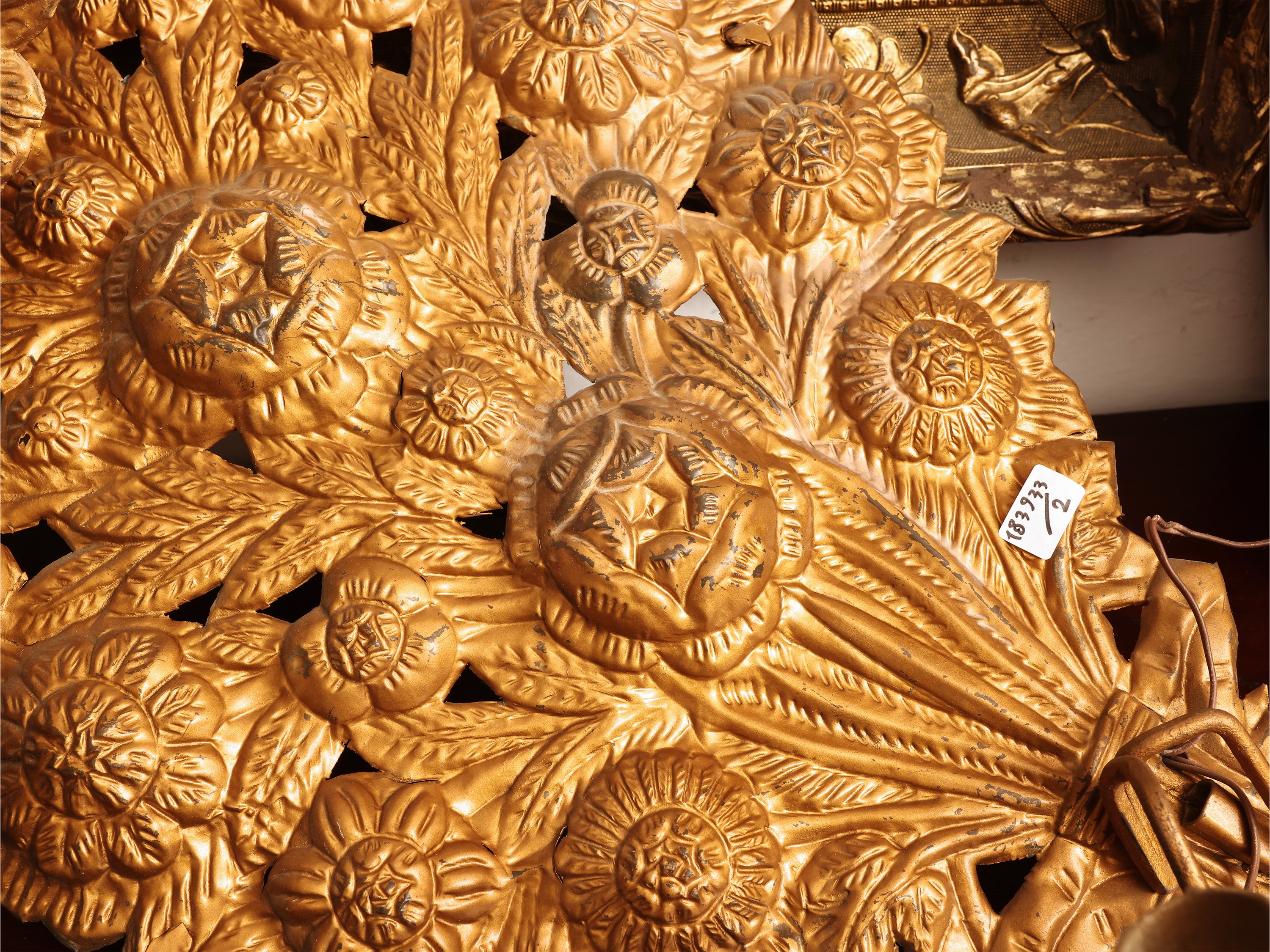 XIX secolo, Coppia di palmette in lamiera dorata con bracci portacandele a doppia voluta