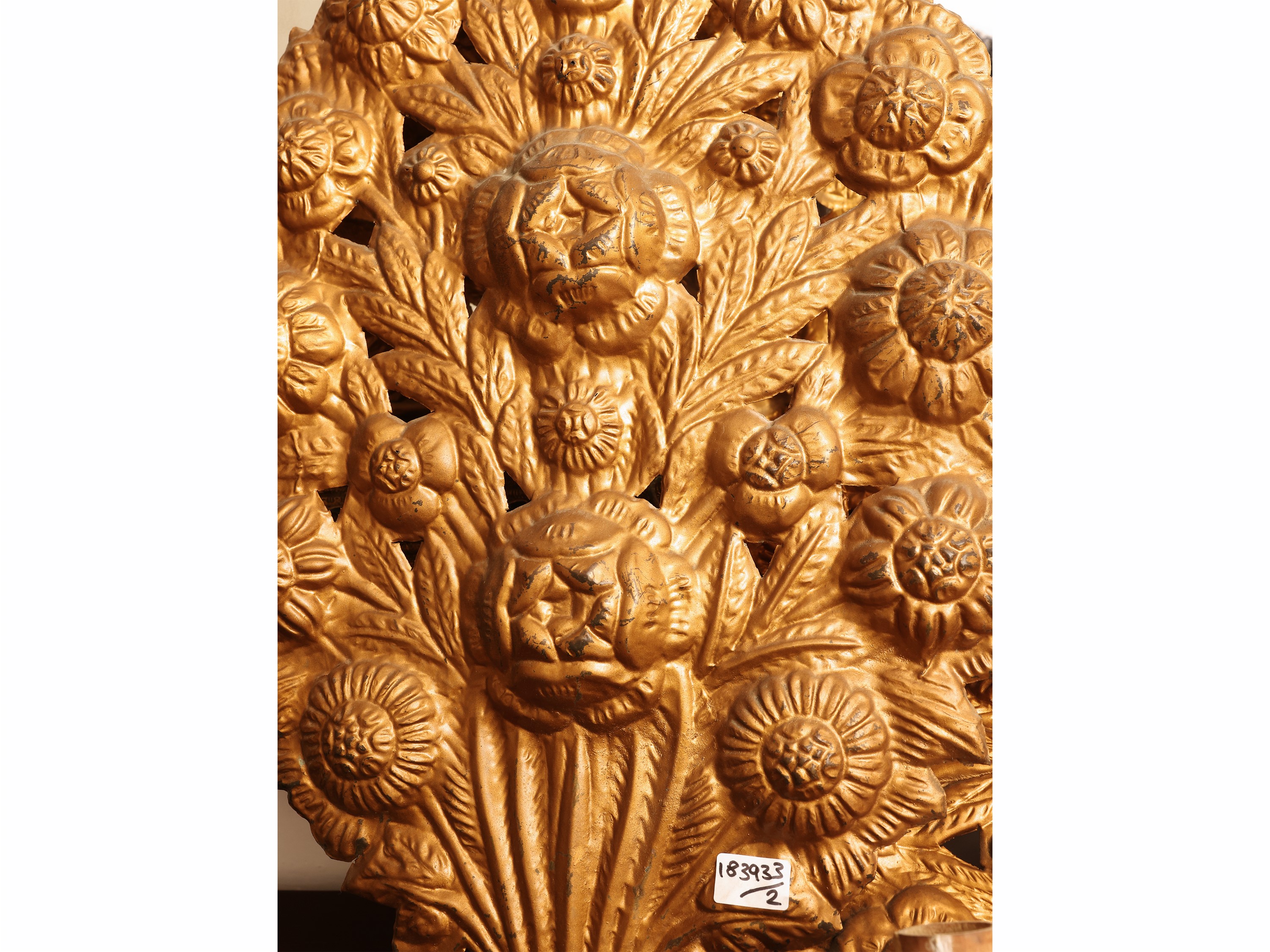 XIX secolo, Coppia di palmette in lamiera dorata con bracci portacandele a doppia voluta